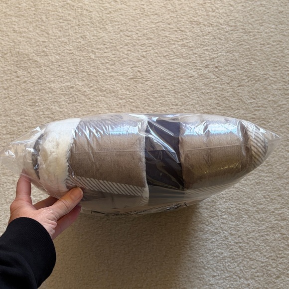 Eddie Bauer Ultra Plush Faux Shearling Throw - Gray and White - Picture 6 of 6